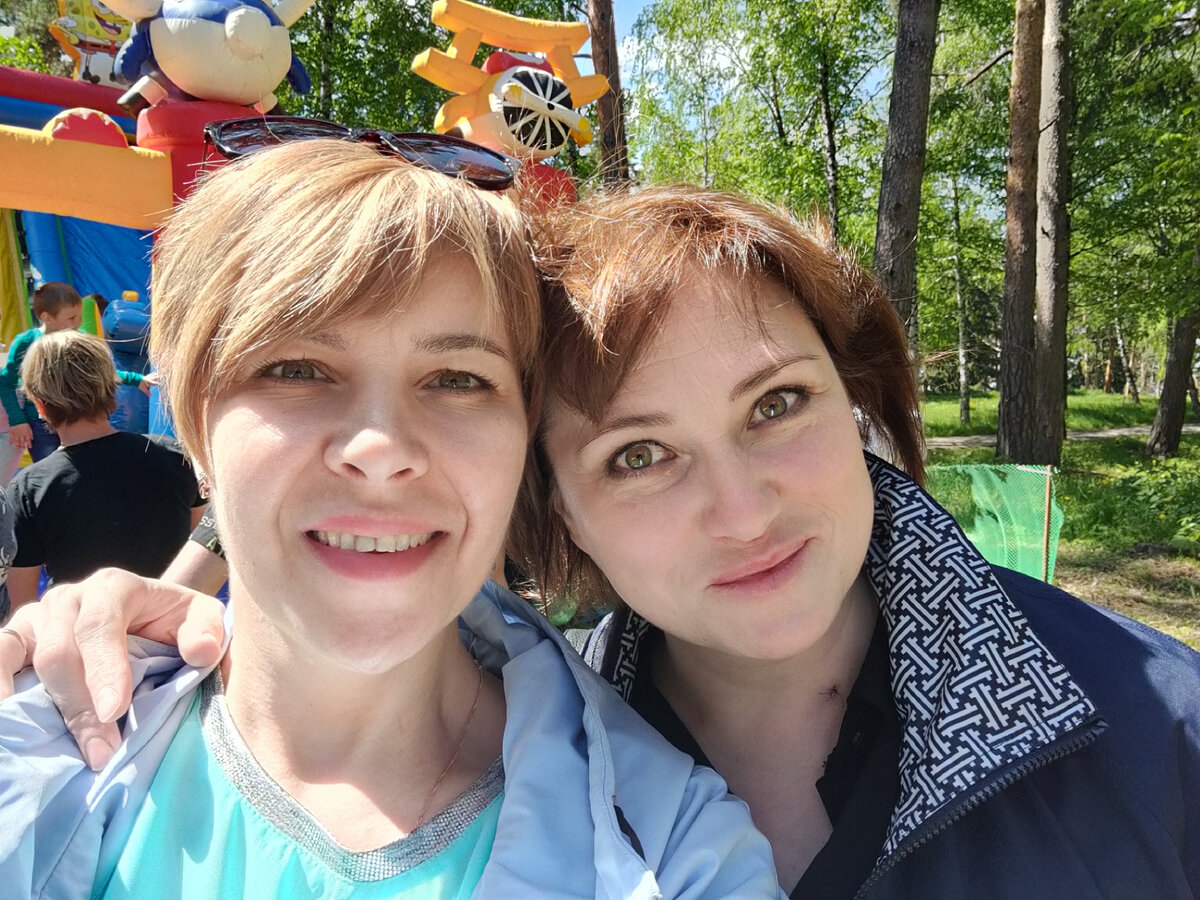 За нашими спинами батут, на котором скакал Андрюша. А мы с сестрой фоткались.