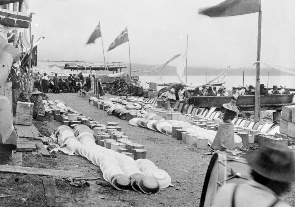 Вещи, изъятые во время потлача в Британской Колумбии в 1900 году (тогда этот обычай был запрещен властями)