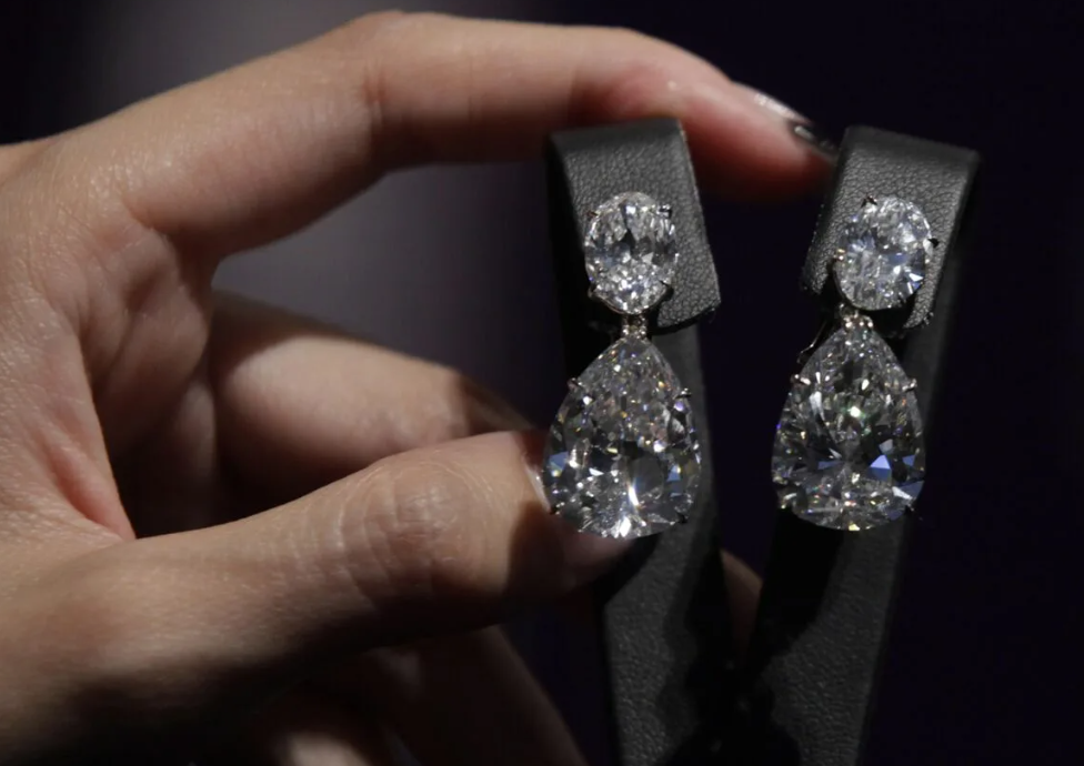Инвестирование в драгоценности first class diamonds. Harry Winston Diamond серьги самые дорогие. Серьги Harry Winston самые дорогие.