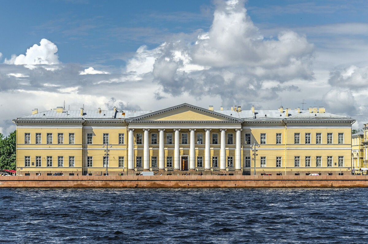 Здание Российской Академии Наук в Санкт-Петербурге. источник Википедия 