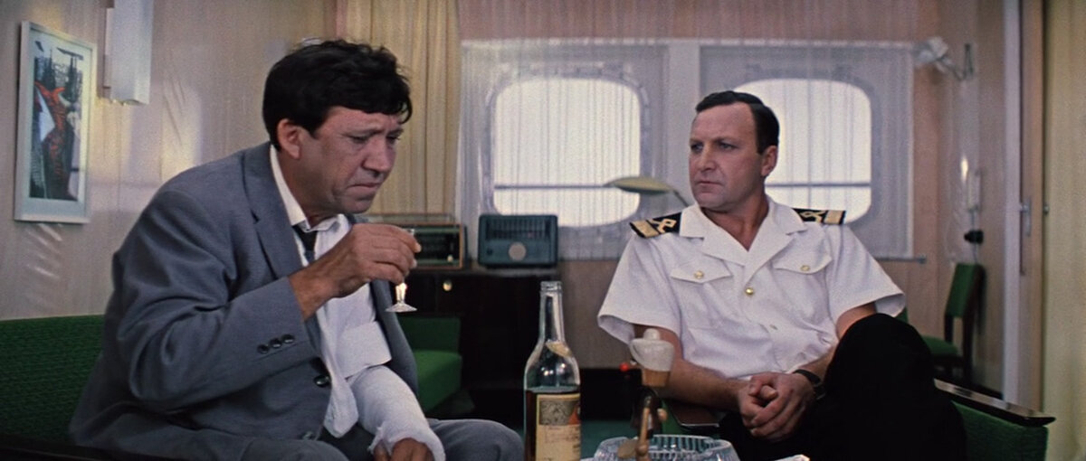 Коньяк армянский "3 звезды", предложенный капитаном Семен Семеновичу © Мосфильм 