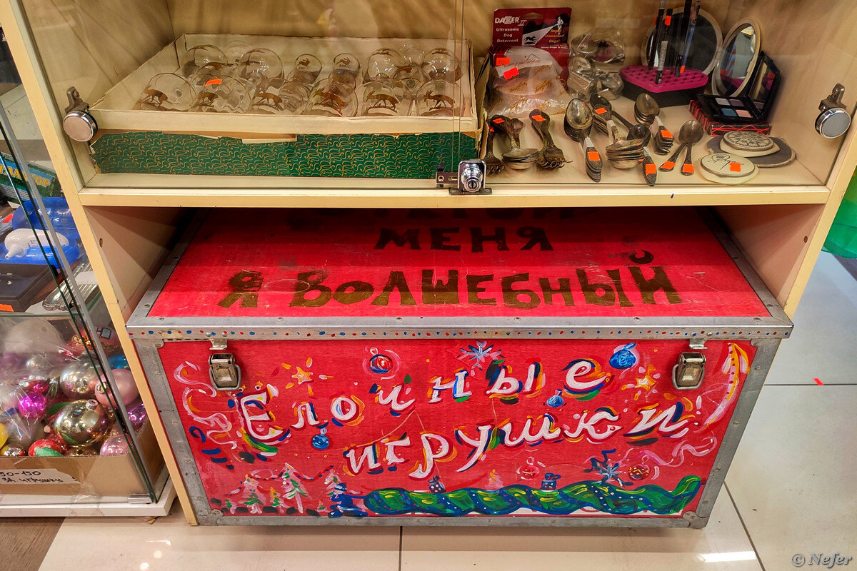 Девушка с покупками в магазине. Покупатель в супермаркете. Удиви товар. Полки в светофоре. Обувь для девушек.