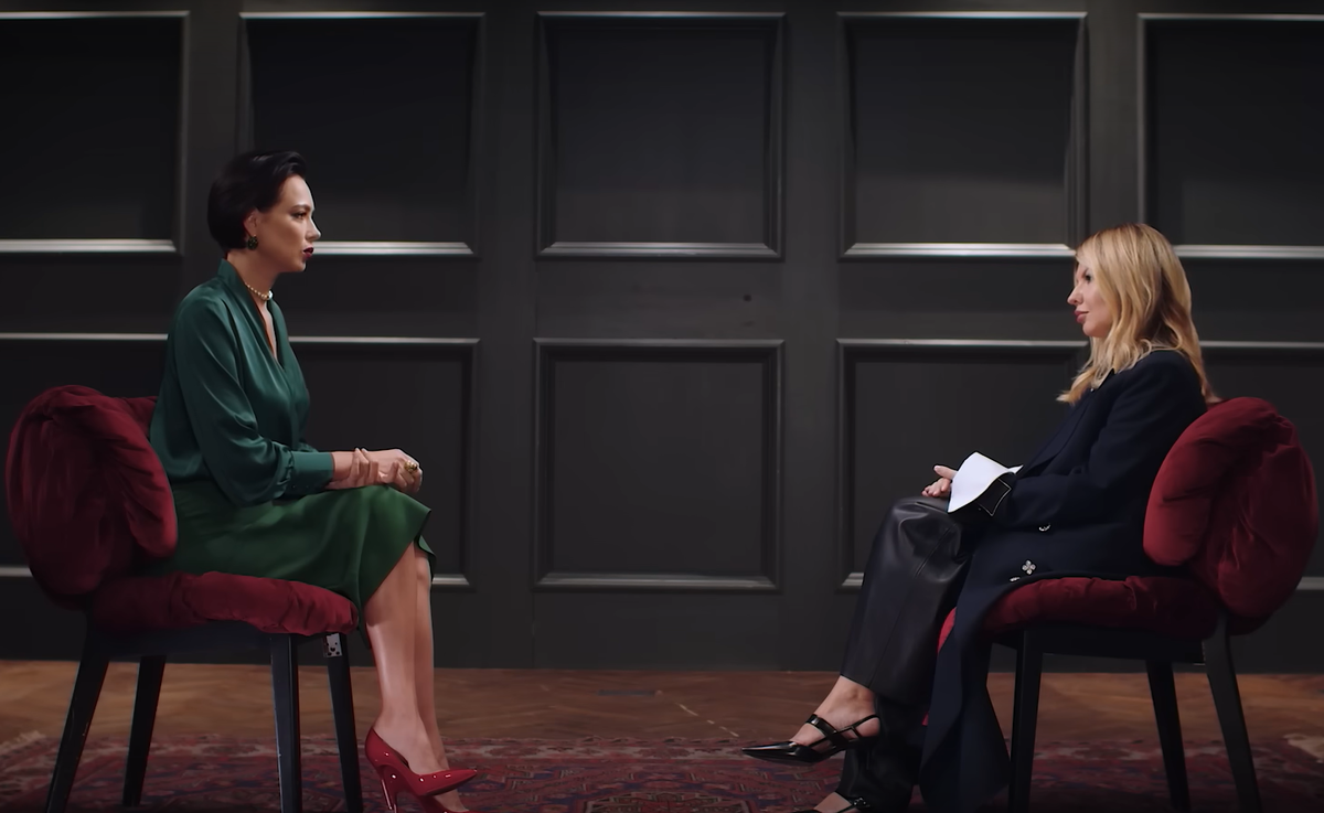 Кадр из интервью с Настасьей Самбурской, где она говорит про юмор