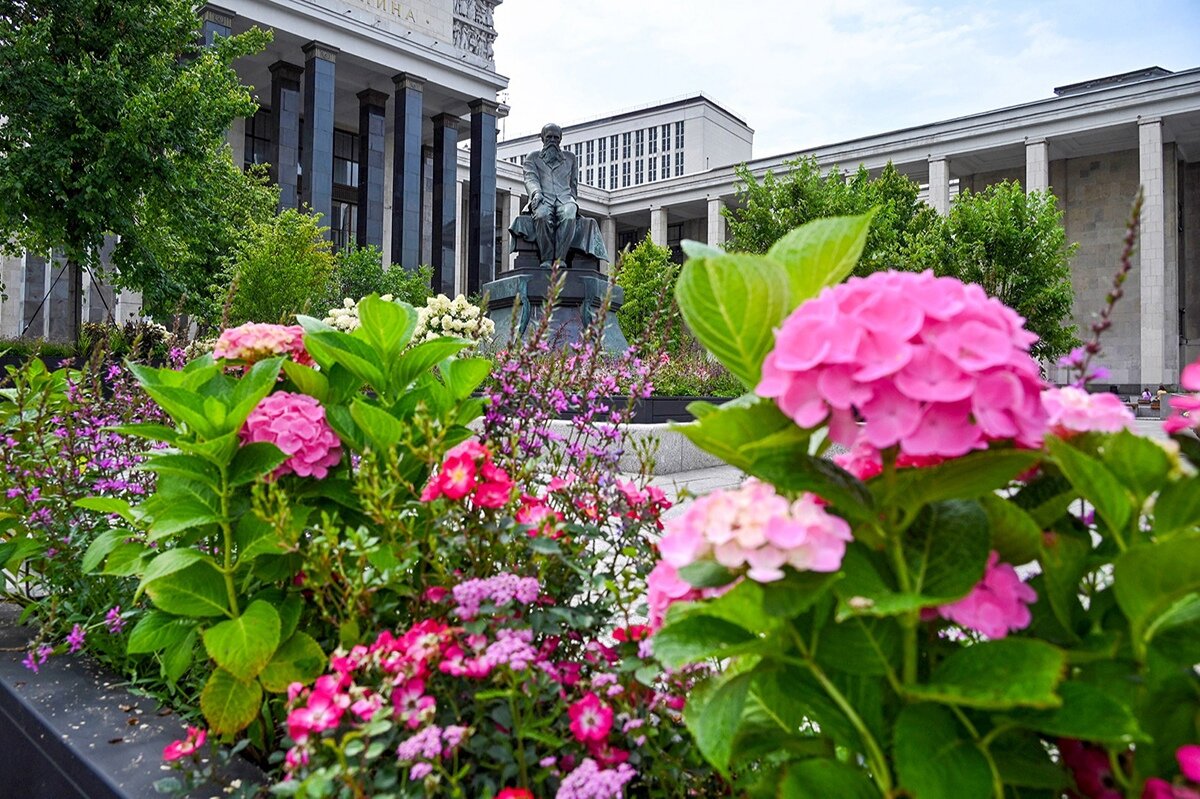 До 10 сентября москвичи и гости города смогут любоваться прекрасными и разнообразными садами и уникальными зелёными пространствами.