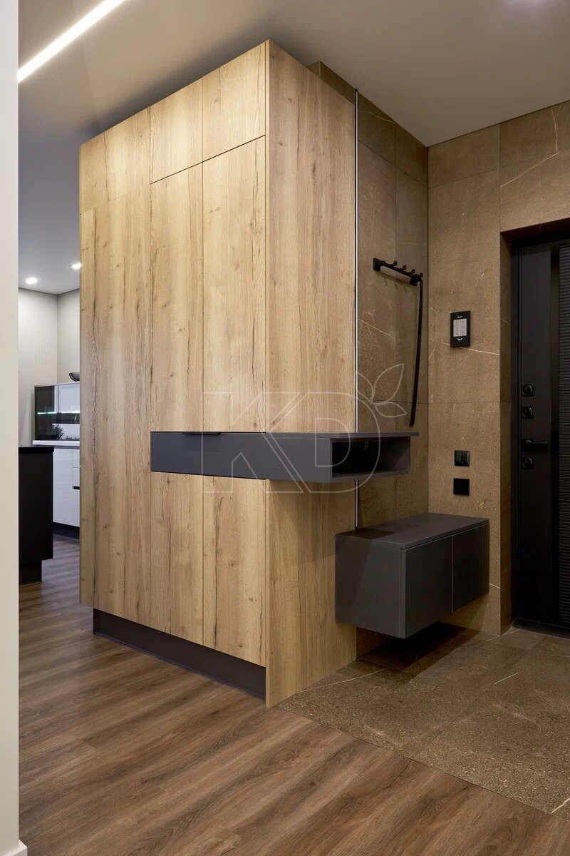 Высокий куб во входной зоне - функциональная система хранения в прихожей