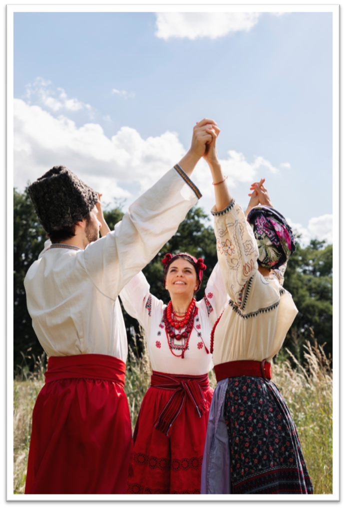   Изображение от <a href="https://ru.freepik.com/free-photo/young-adults-wearing-folk-dance-costume_32080040.htm#query=%D1%80%D1%83%D1%81%D0%B8%D1%87%D0%B8&position=5&from_view=search&track=ais">Freepik</a>
