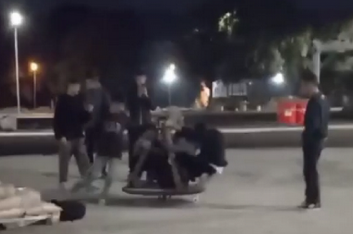    На Ставрополье подростки ломали детскую площадку и избили охранника