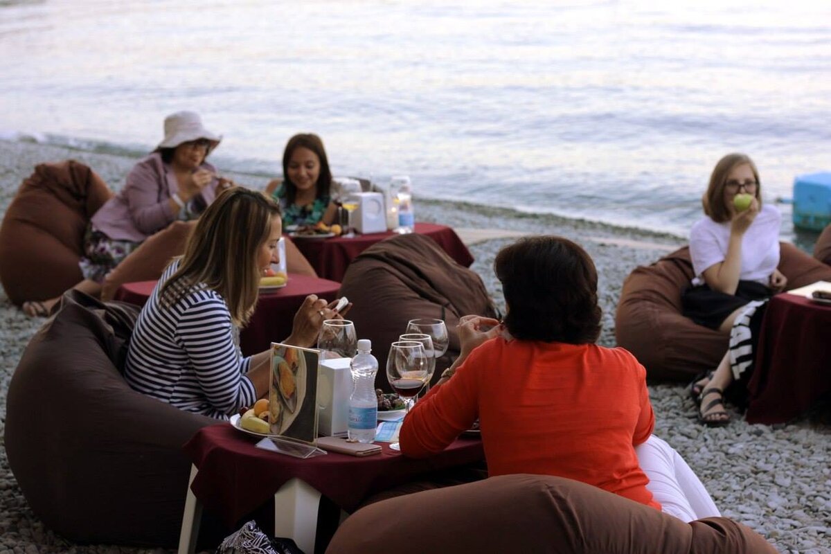 Гости отдыхают на собственном пляже санатория 