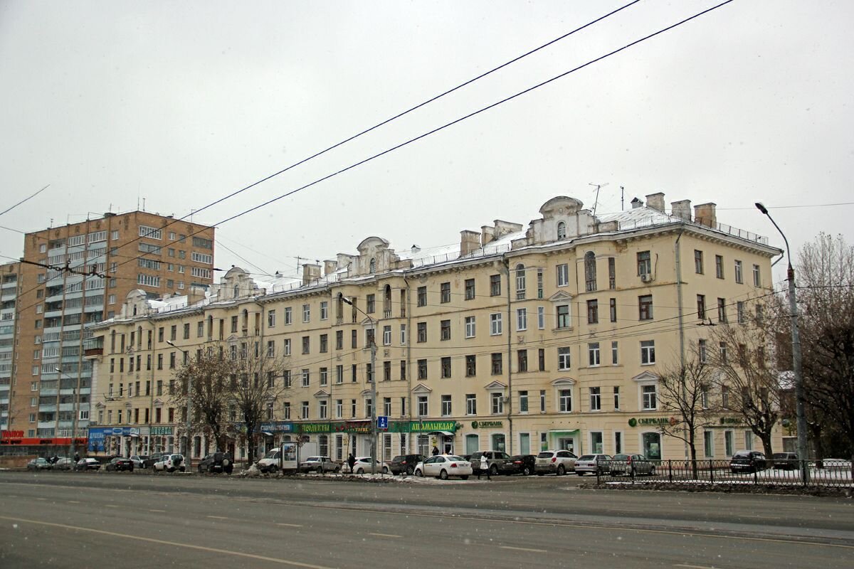 Кстати, дом все называют "офицерским". Я, конечно, предполагаю, что все дело в том, что здесь был размещен офицерский состав, но мало ли...