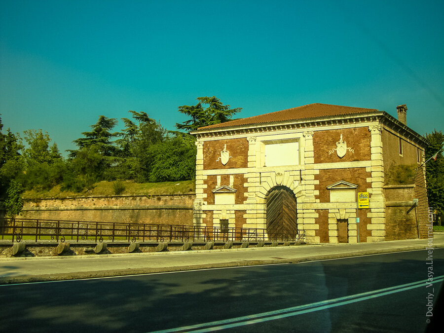 При въезде в город видны защитные стены Вероны, возведённые еще во времена средневековья.

