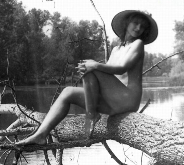 Скромная советская нудистка в гармонии с природой.