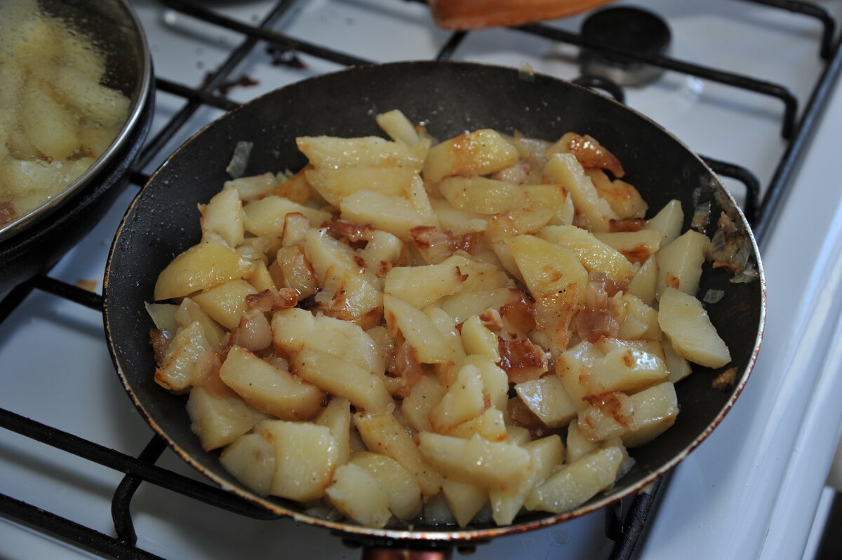 Рецепт картошки с луком на сковороде. Жареная картошка с луком на сковороде. Картошка с салом на сковороде. Жареная картошка с салом. Жареная картошка с салом и луком на сковороде.