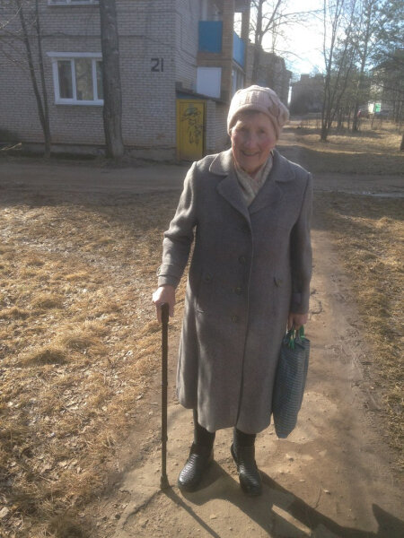 Утро. 6 часов по местному. Стою на остановке, жду автобуса. Вдруг вижу из-за угла виднеется бесформенный силуэт с тростью в руках. Казалось бы что тут необычного? Ведь это уже давно приевшийся стереотип к старшему поколению за 50 и старше.  Но каждый раз видеть так называемых "бабок" и не удивляться нонсенс.  Как только подъезжает автобус, трамвай, троллейбус этих колоритных персонажей набирается огромное множество и с молодецкой удалью и не по годам прытью эта стая мчится к дверям заветного транспортного средства сбивая все на своем пути, попутно сбивая крепких мужиков, женщин и иных причастных к данному событию. Этика и мораль этим дамам преклонного возраста ни по чем, да и врагов у них в живой природе не встретишь. 