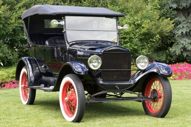 АвтомобильFord-Model-T символизировал смертельный звон для лошадиной экономики.