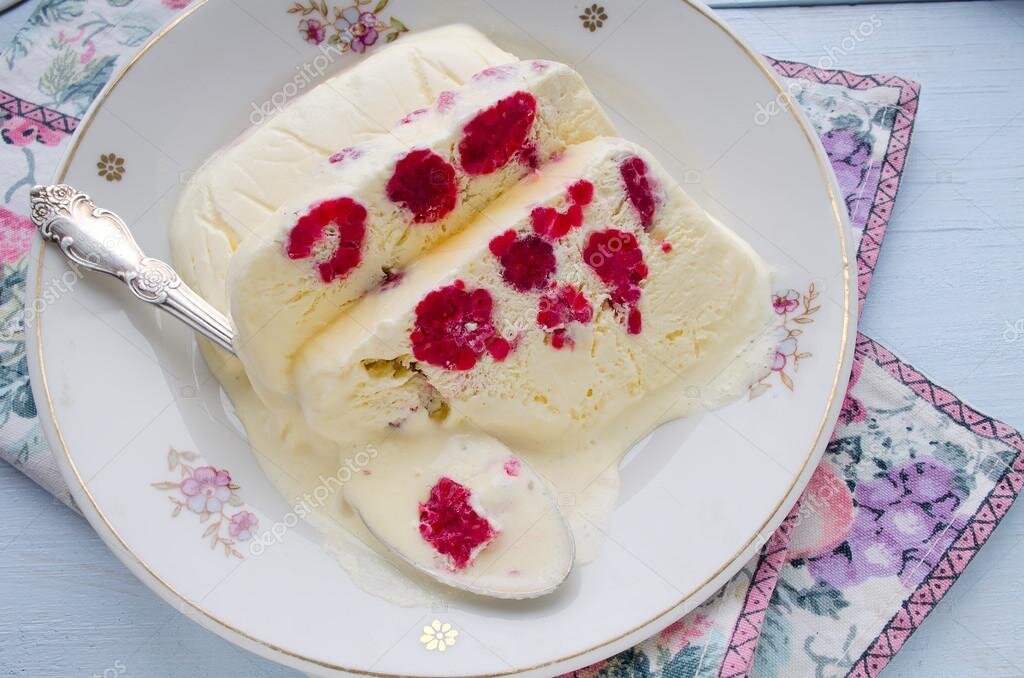 Семифредо со свежей малиной