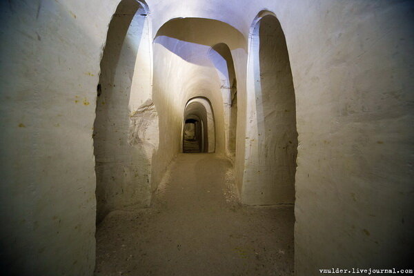 Всем привет. Собственно, если кто не в теме, есть у меня цикл постов про культовые Пещеры Придонья, вот пожалуй ещё одна, на этот раз действующая и восстановленная - пещерный Воскресенский монастырь в с. Белогорье, Павловского района Воронежской области.

Фото 1. 
