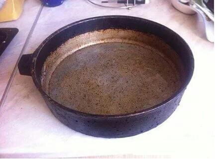 Чугунная сковорода с нагаром