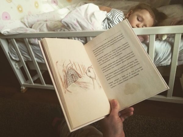 
Прочла книгу про кролика до 31 страницы и, увидев закрытые глаза моей кнопки (ни разу не попросившей попить, погладить, закрыть глаза, открыть, укрыть, на горшок), я опешила! Волшебство ли это?! Я не знаю. Но у нас получилось 🙂 Отзыв и фото @daryaganshu