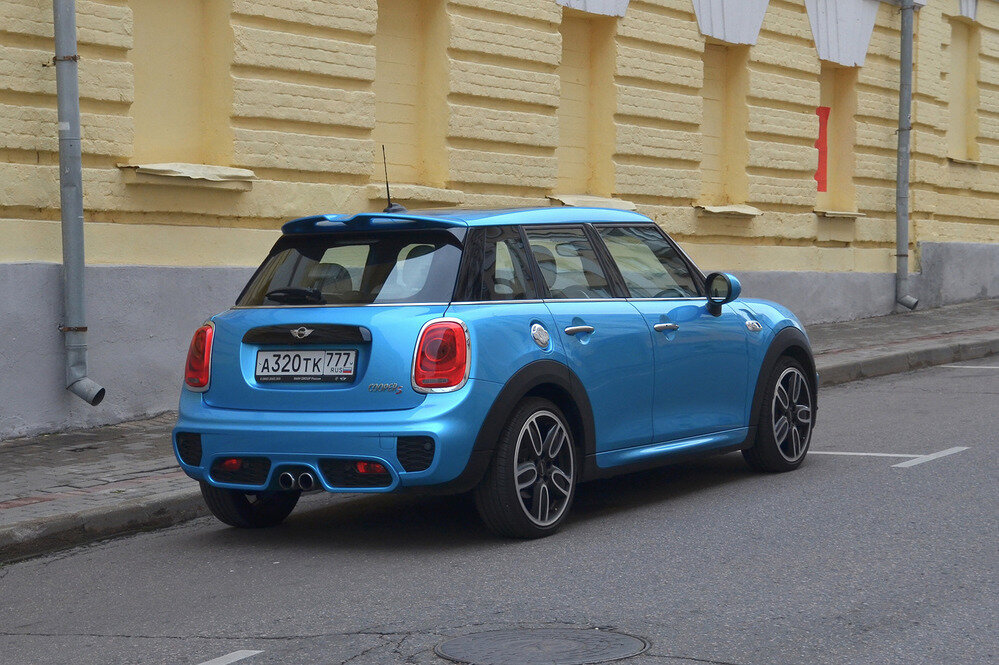 В  отличие от подавляющего болшинства MINI Cooper и Cooper S, бегающих по  дорогам России, у нашего хэтчбека моноокраска. Впрочем, огромный  панорамный люк всё равное создаёт ощущение двухцветного кузова.  