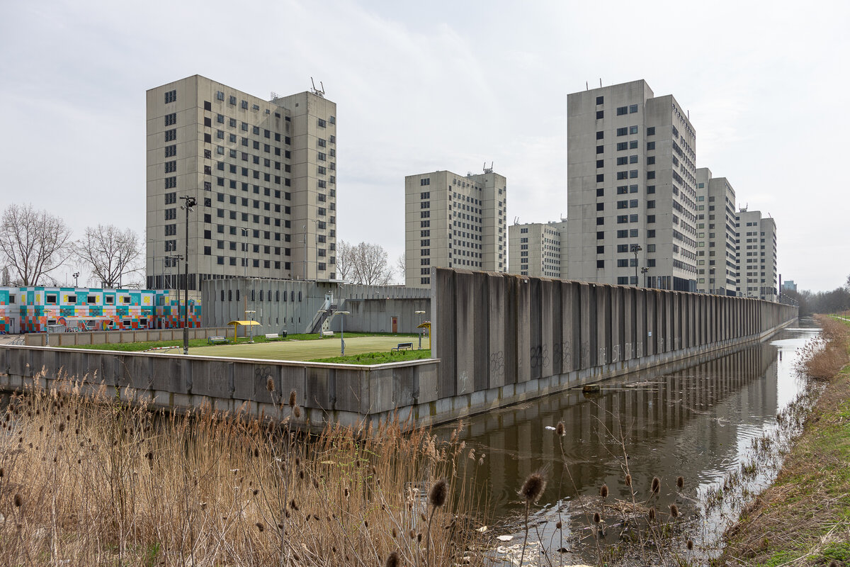 Очень похож на окраины российских городов, почти тот же пейзаж, канавы и железная дорога.