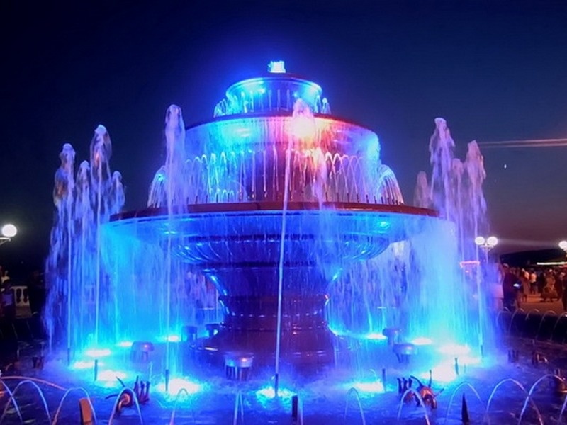 Источник фото http://buhtagold.com/poyushhij-fontan-v-gelendzhike/
