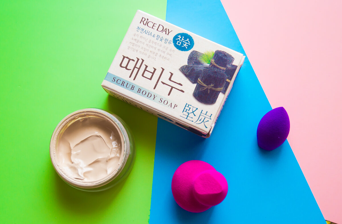 Как отмыть спонж от тонального крема дома. Скульптор со спонжем. Бьюти блендер и спонж разница. Грязный спонж для макияжа. Блендер для тонального крема.