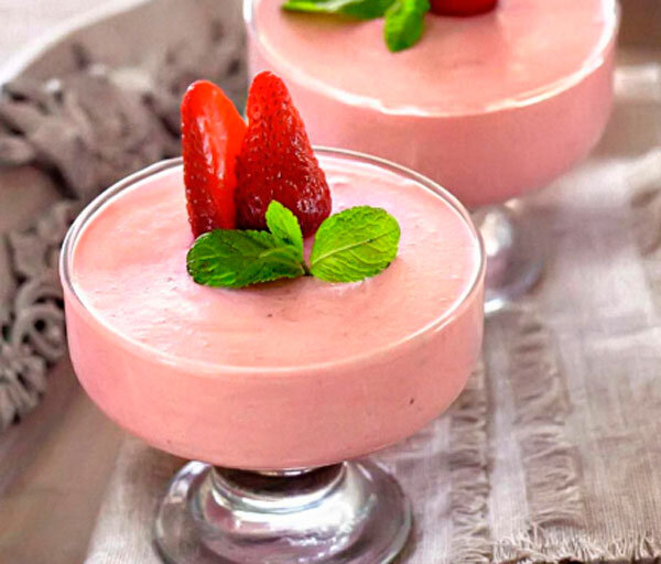 
Клубничный мусс - это лето в креманке. Это порция счастья и наслаждения. Это верный способ примириться со всем, чем угодно - ранними подъемами на работу, немытой посудой в раковине, невыученными уроками. Универсальное средство борьбы с тоской, унынием и усталостью! 

