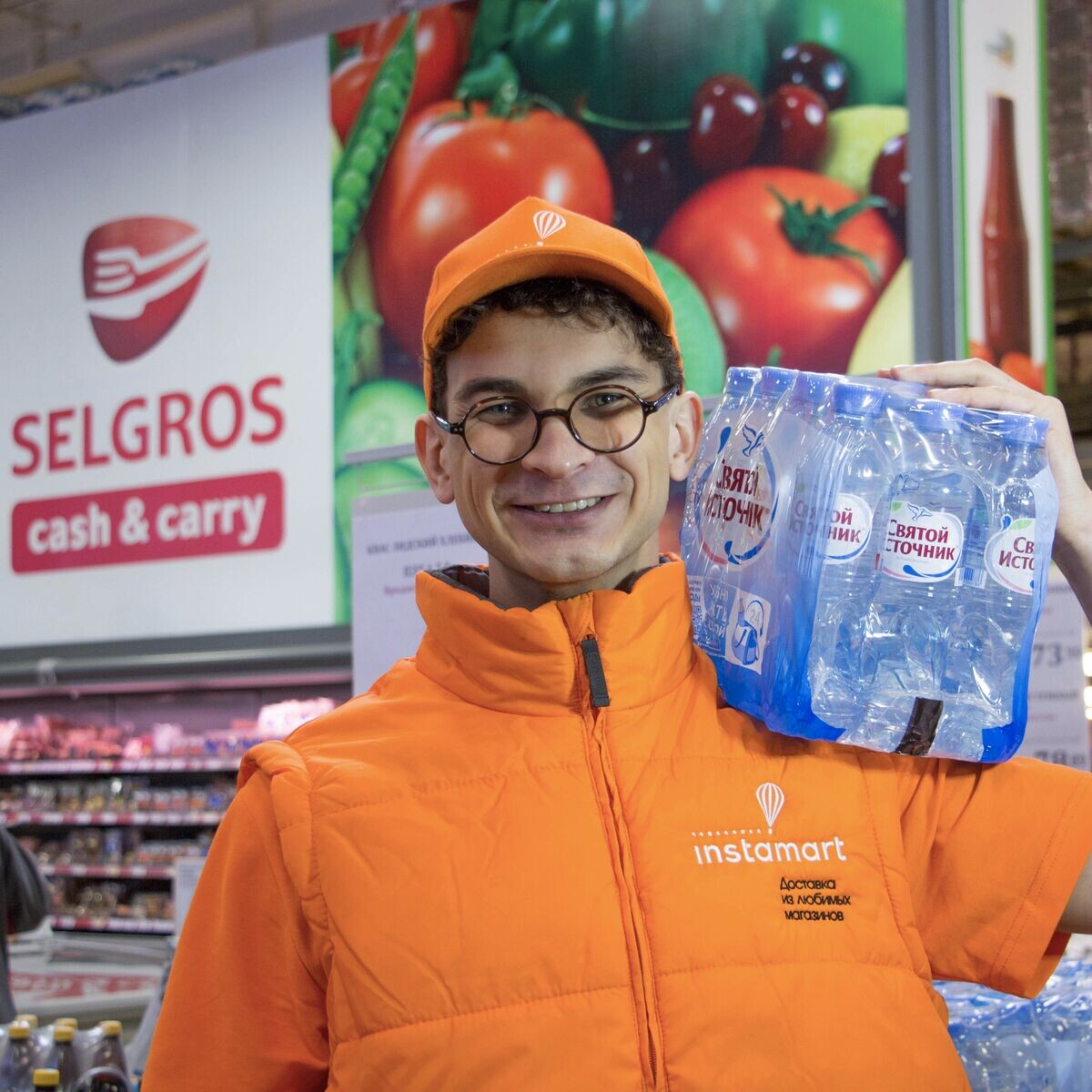 Сотрудники Instamart спешат на помощь страдающим жаждой покупателям!