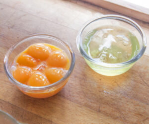 Нужно понимать, что яичная маска для лица в домашних условиях – это не раз и навсегда заданная рецептура. Знающие люди запросто перечислят с десятокспособов приготовления компрессов с тем или иным эффектом. Объединяет все эти рецепты одно: