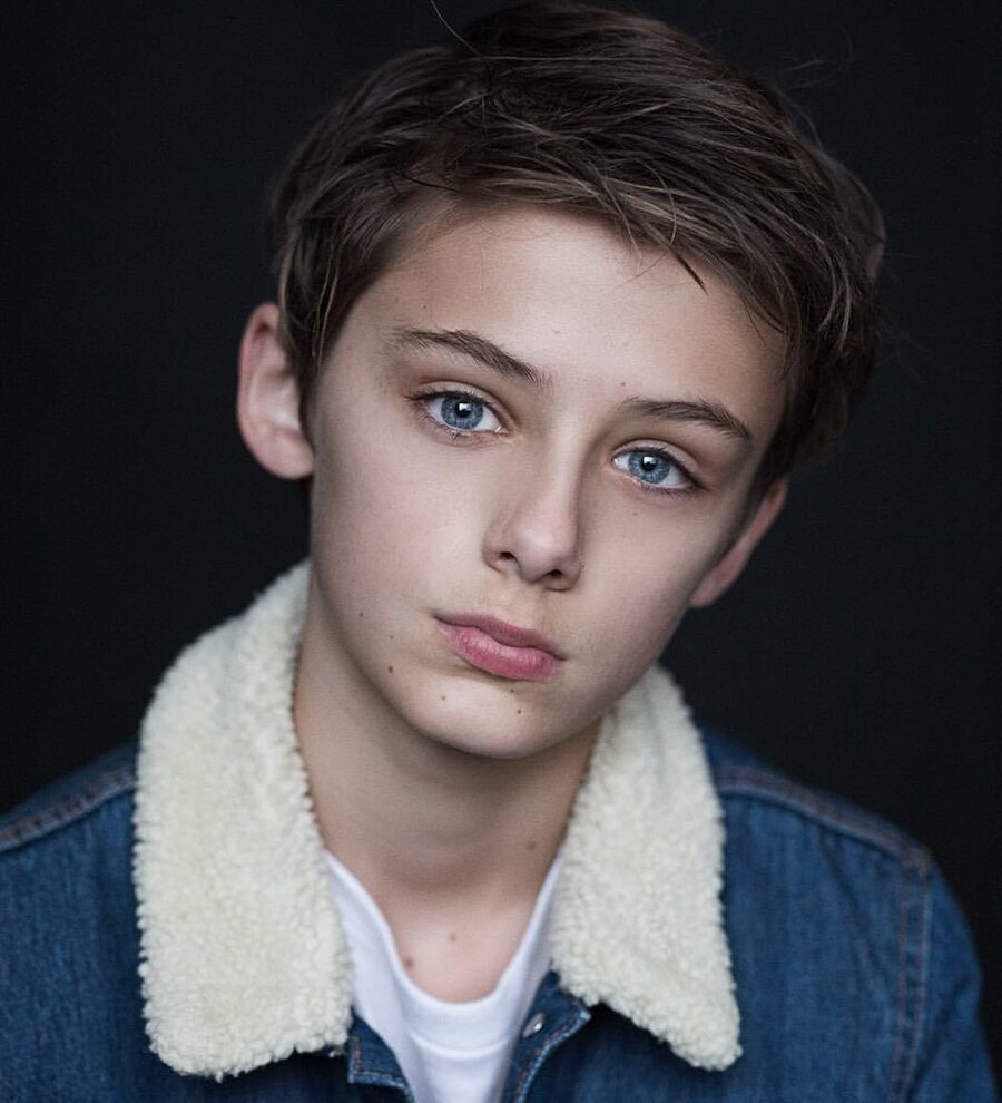 Удлиненная стрижка для мальчика 5 лет. Вильям франклин миллер 2018. Стрижка для мальчика модная на длинные волосы. Ноа франклин миллер. Уильям франклин-миллер 2018.