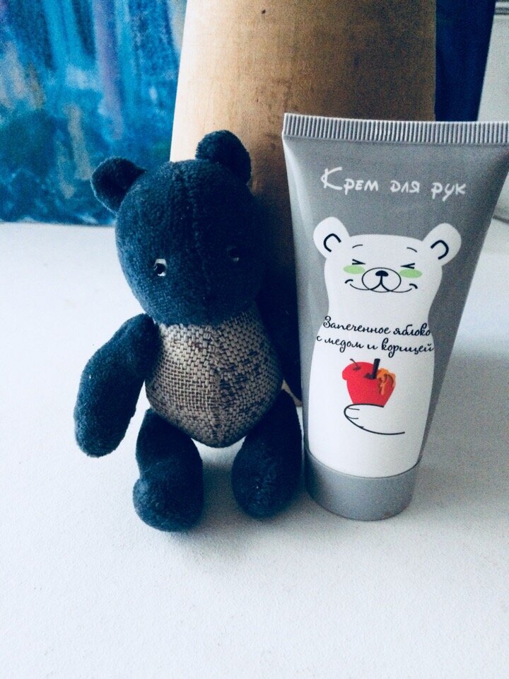 А этого чудного мишку мой папа привёз в подарок маме из Парижа, когда они только познакомились ^^