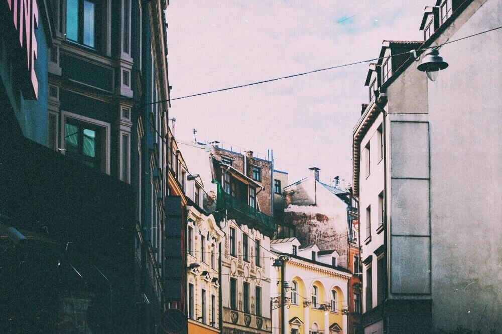 Lido — классика бюджетной еды в Прибалтике. Во-первых, здесь действительно вкусно. Во-вторых, порции огромные, а цены не заставляют напряженно подсчитывать оставшийся бюджет. В Лидо можно наесться до состояния «Я могу только перекатываться» за 10 евро — разве это не то, для чего вообще существуют столовые?