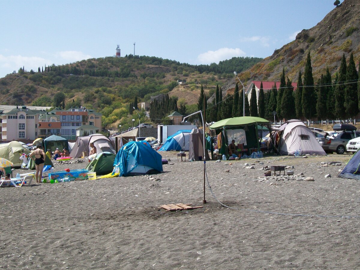  Люди, которые собирается отдохнуть у моря делятся на 2 категории: одни хотят отдыхать с комфортом в непринужденной обстановке. Вторые хочет быть мобильными и независимыми.  В этой статье пойдет речь как раз, о 2 группе людей. Приехав в поселок Рыбачье, мы были приятно удивлены наличием действующего автокемпинга, и решили зайти узнать. как обстоят там дела. 