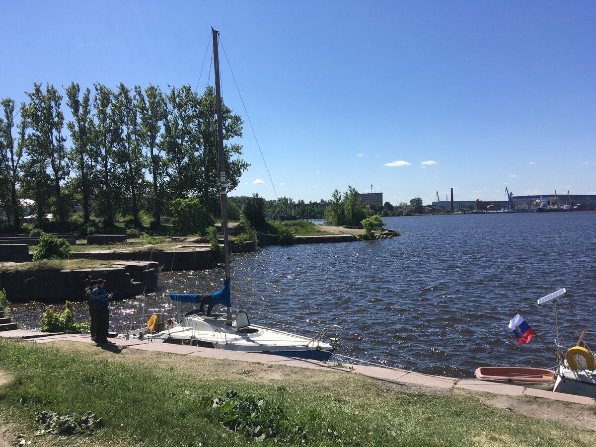 Как только причалили, к нам сразу подошел местный житель. Поболтал с Димой обо всем: о городе, жизни на Дальнем Востоке(он родом из Владивостока), и еще много о чем. А я в это время сладко спал после трудной ночи на вахте...