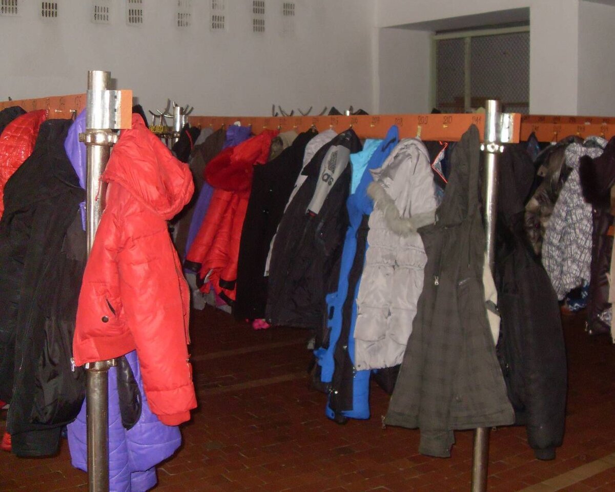 Школьный гардероб с одеждой
