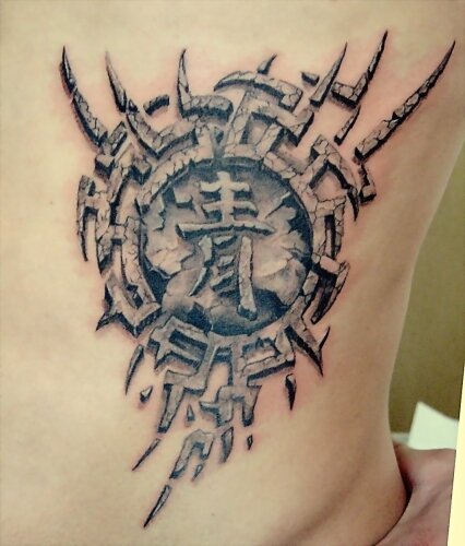  Мужское тату иероглиф в каменном орнаменте