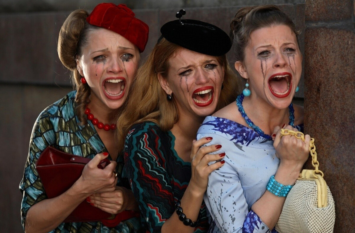  
Фото: кадр из фильма "Стиляги" (2008). Плакать вместе с кем-то предвещает скорый праздник с подарками и поздравлениями. 