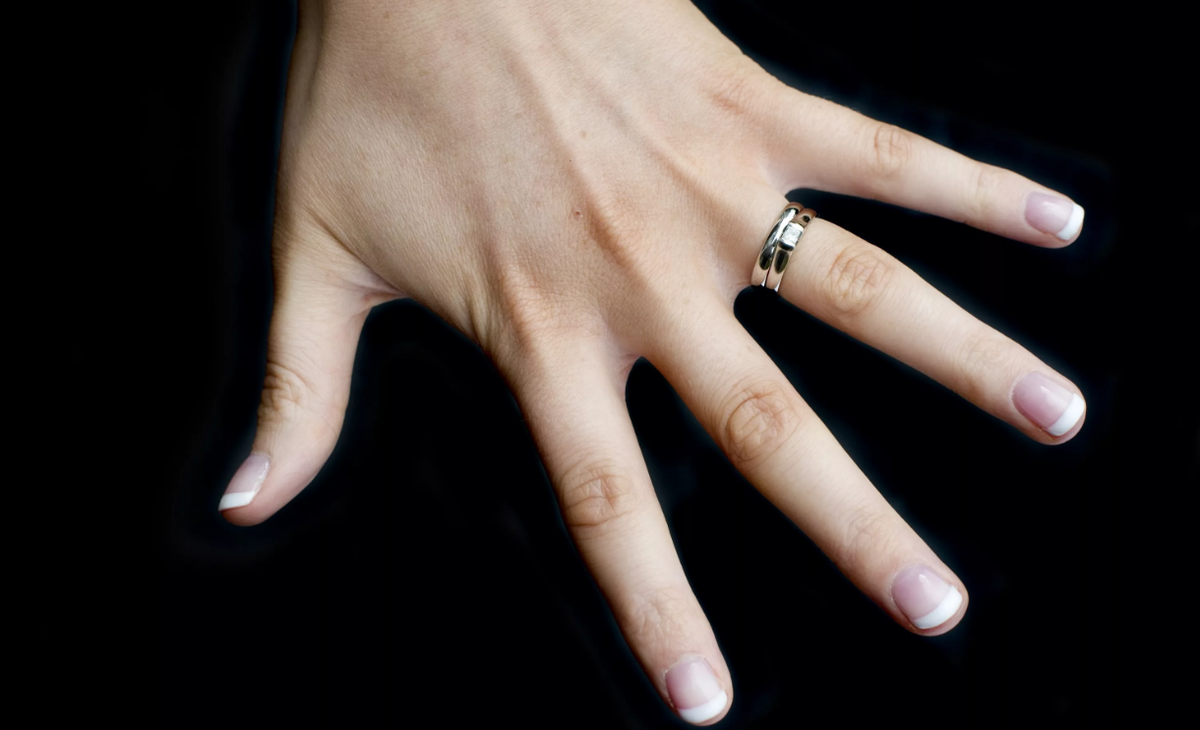 Как снять кольцо или перстень с отекшего пальца самостоятельно