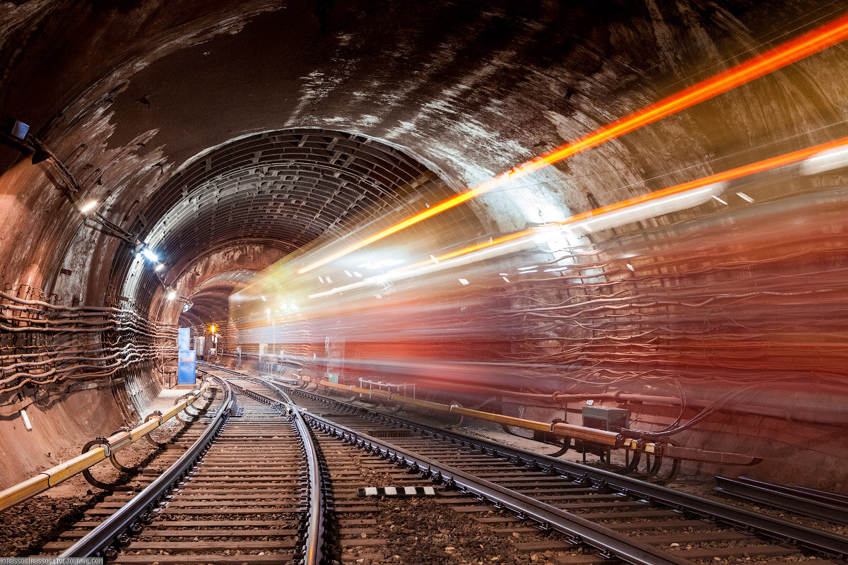 Звуки метро москвы. Метро. Тоннель метро. Подземное метро. Поезд в тоннеле.