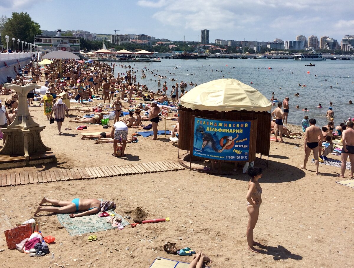 Фото с пляжа Геленджика, июль 2015 года. 