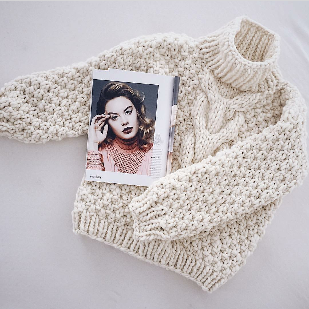 Всеми любимый узор "рис" и интересная коса посередине.