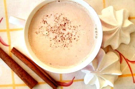 Ароматное какао с молоком – одно из противоречивых воспоминаний о детском саде. Для одних чашка теплого горьковатого напитка и сдобная булочка с корицей были излюбленным вариантом полдника.