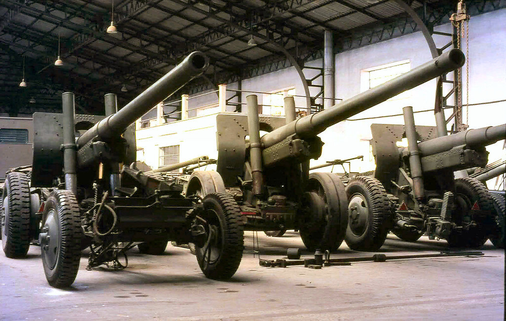 Фото сделаны в 1987-м году в парке одной из артиллерийских частей испанской армии в Севилье. Фотоматериалы из открытых источников