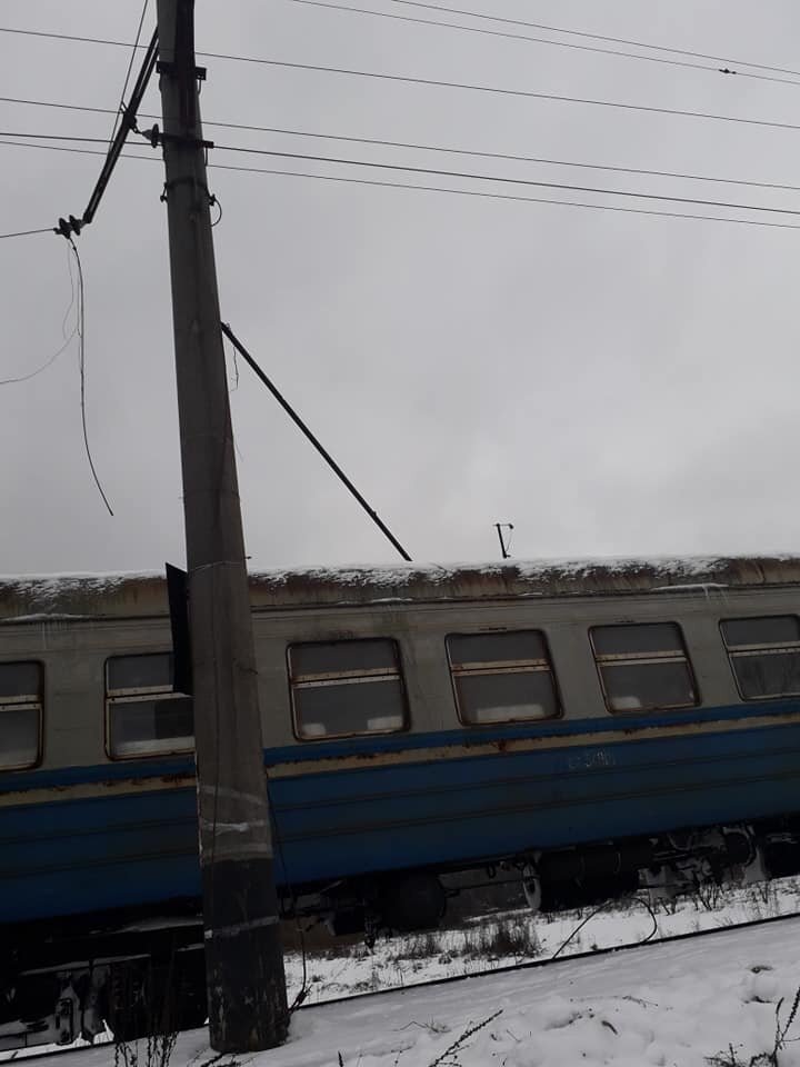 Поезд 358. Электричка высоковольтные провода.