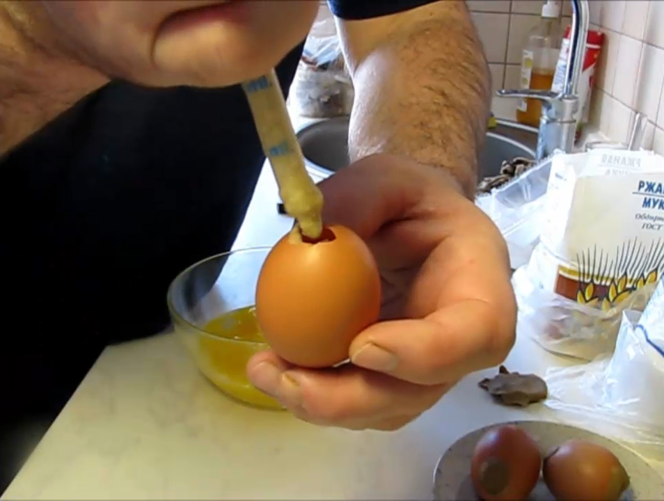 Смазывать яйца маслом. Расклеванные яйца. Устройство для разбивания яиц. Куры расклевывают яйца. Курица расклевывает яйцо.
