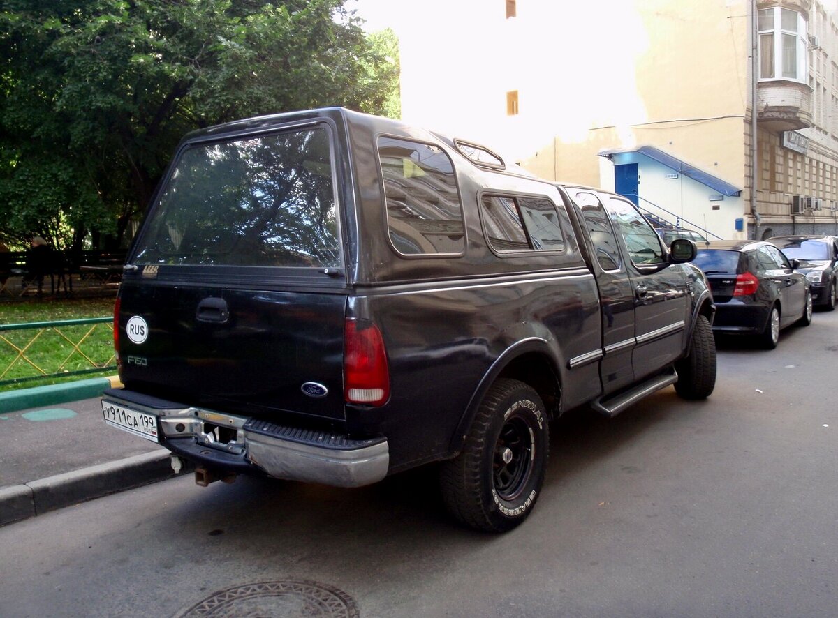 задняя часть - фото. Очень много маленьких окон, похоже на мини дом