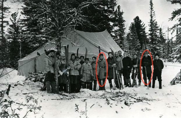 Источник - google.com (на фотографии отмечены 2 сотрудника комитета безопасности)