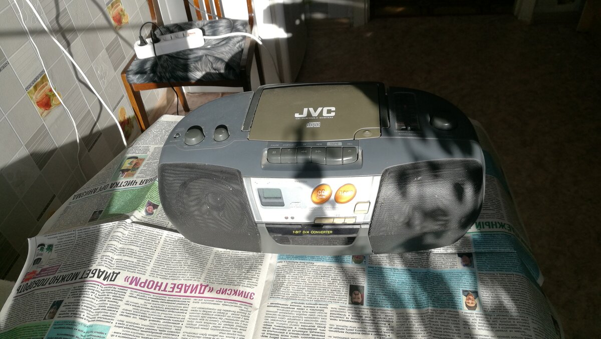 Вот такой пыльненький аппаратец. Но играет громко.