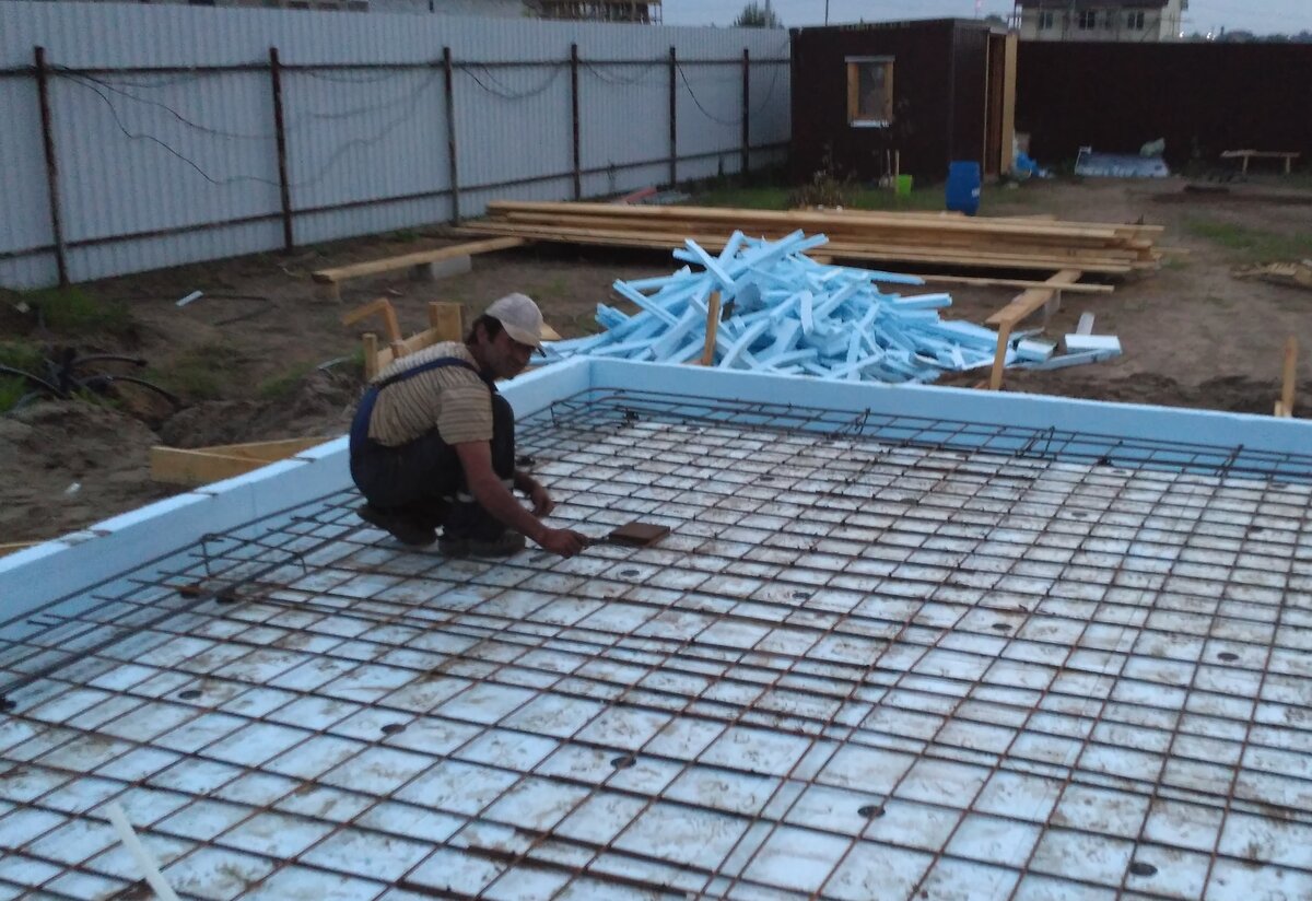 Вяжем арматуру.