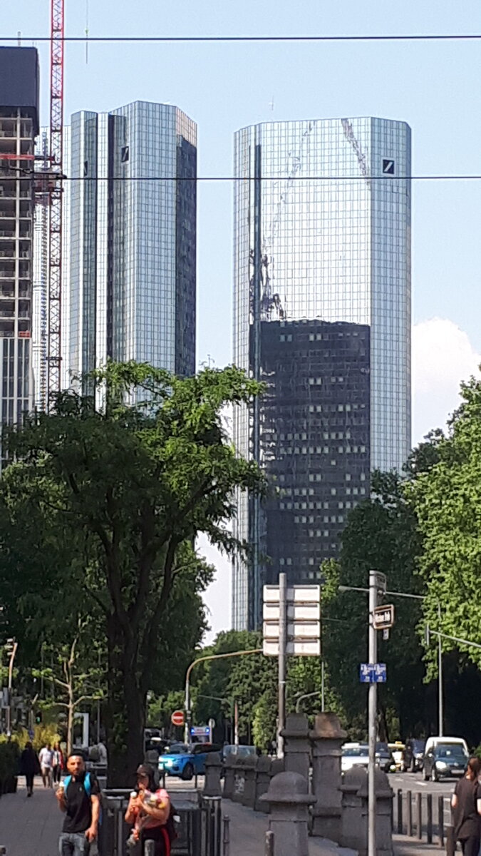 Впервые я открыла для себя Германию когда мне было 18 лет. Это был подарок мамы на мое совершеннолетие. Тогда Европа казалась мне чем-то недосягаемым, но в тоже время манящим и невероятно интересным. 
Уже в аэропорту города Франкфурт на Майне я заметила много отличий. Культура особенно бросилась мне в глаза. Никто не спешит, не суетится, нет толкотни. Если нужна помощь, вам всегда помогут. Уважение друг к другу здесь стоит на первом месте.
По дороге к родственникам я сумела рассмотреть и небоскребы самого Франкфурта и красоту природы загорода Германии. Когда мы свернули на автобан, скорость нашего автомобиля выросла примерно до 100-120 км/ч. Что меня удивило, это практически не почувствовалось. Машина шла настолько плавно, как по рельсам.
